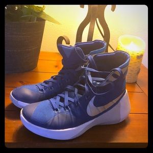 Ladies 7.5 Nike basketball/court gymshoes
